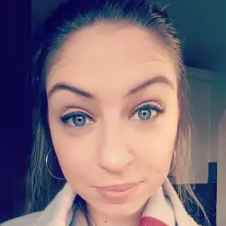 jeune femme prise de face et gros plan avec des grands yeux bleus