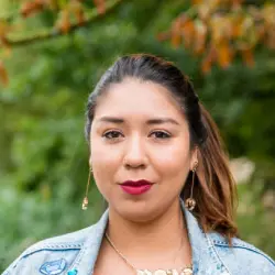 jeune femme typée hispanique avec des grandes boucles d'oreille