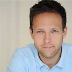 homme de quarante ans brun avec un polo bleu clair