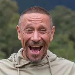 homme riant la bouche grande ouverte