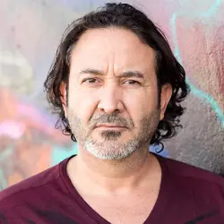 homme de cinquante ans avec des longs cheveux et une petite barbe